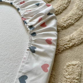 Простинка Сердечка пудра в коляску (на резинці) 45х80см 2
