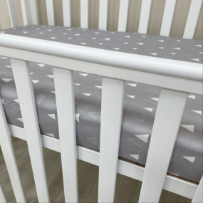 Простинка на резинці "Трикутники" біл. на сірому (поплін) 2