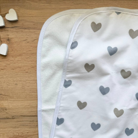 Непромокаюча пелюшка Сердечка бежеві (50 на 80 см) 2