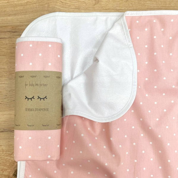 Непромокаюча пелюшка Горошок білий пудра (50 на 80 см)